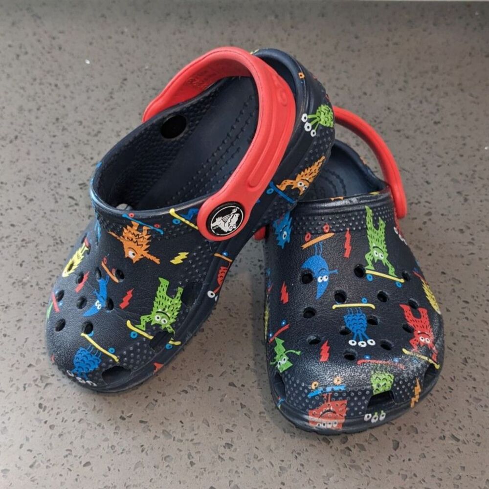 Kids Crocs Classic Monster Print Clogs Black Red Strap Lightweight sz C8